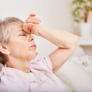 Frau mit Migräne aufgrund Pollenallergie